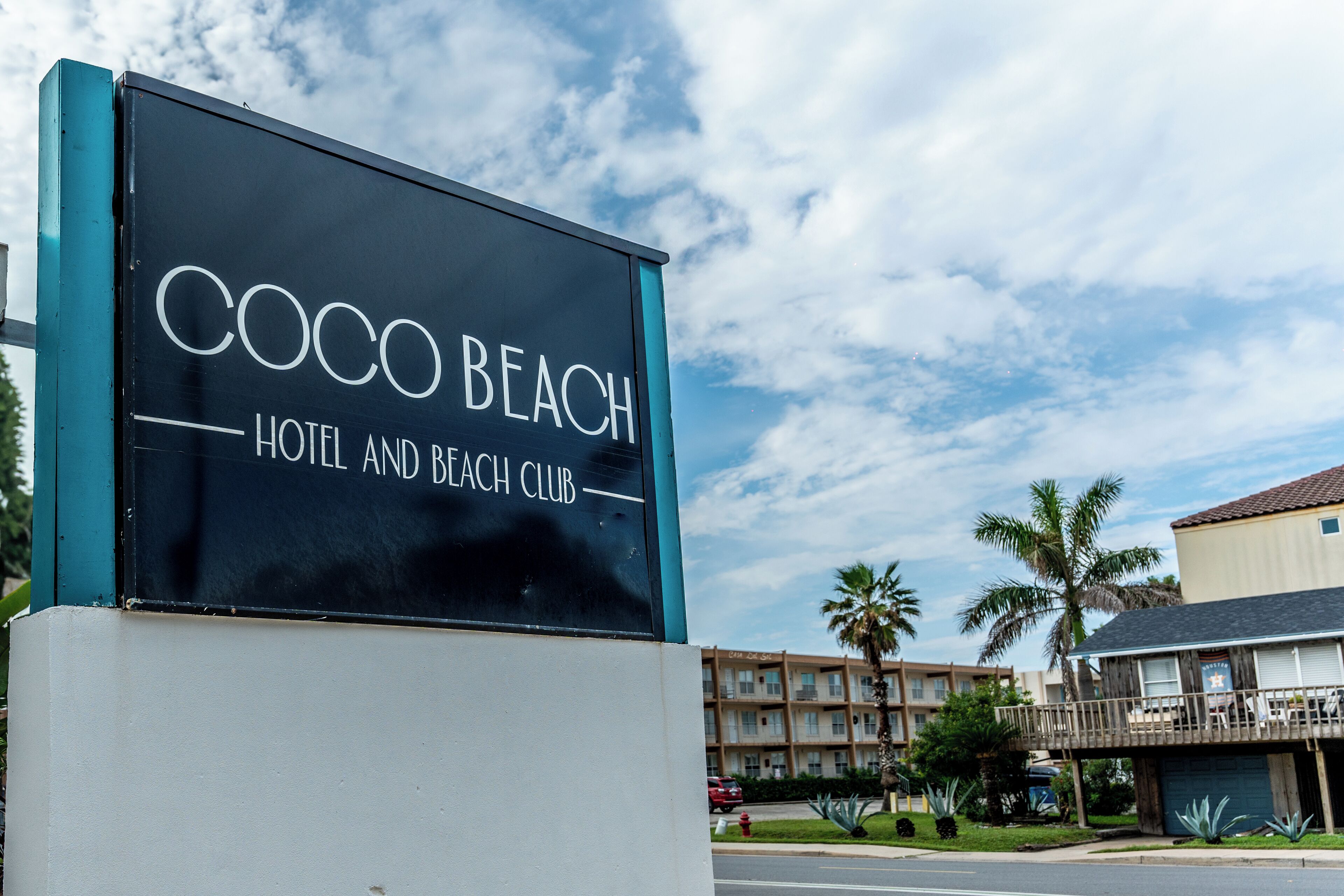 Letrero del Hotel Coco Beach y Club de Playa.