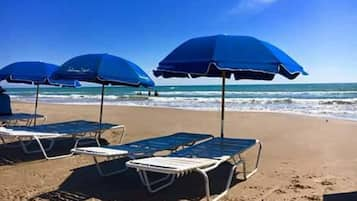 Een privéstrand, cabana's (toeslag), ligstoelen aan het strand