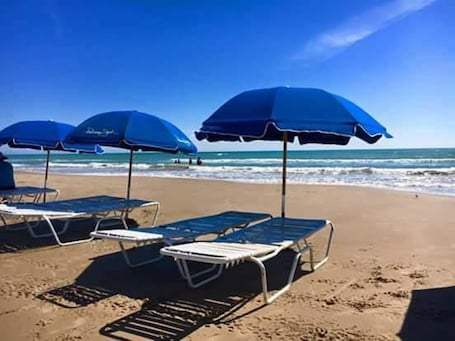 Playa privada, camas de playa, sillas reclinables de playa