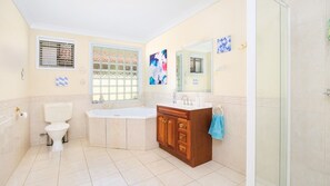 Dusche, Whirlpool, kostenlose Toilettenartikel, Haartrockner