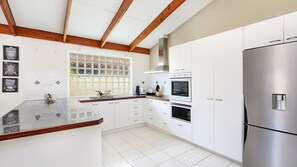 冷蔵庫、オーブン、食器洗い機、トースター