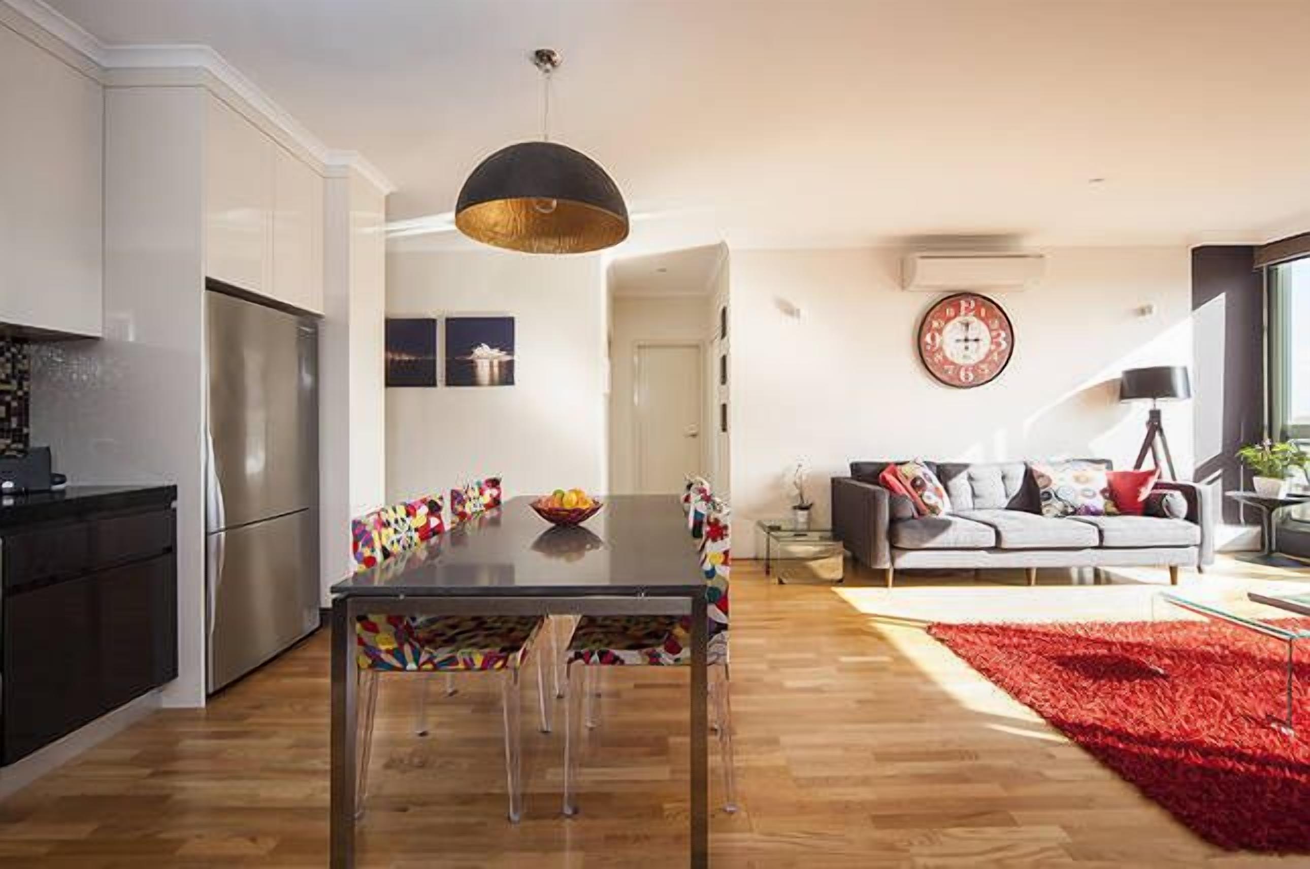 Contemporary Top Floor Apartment with City Views — image 6