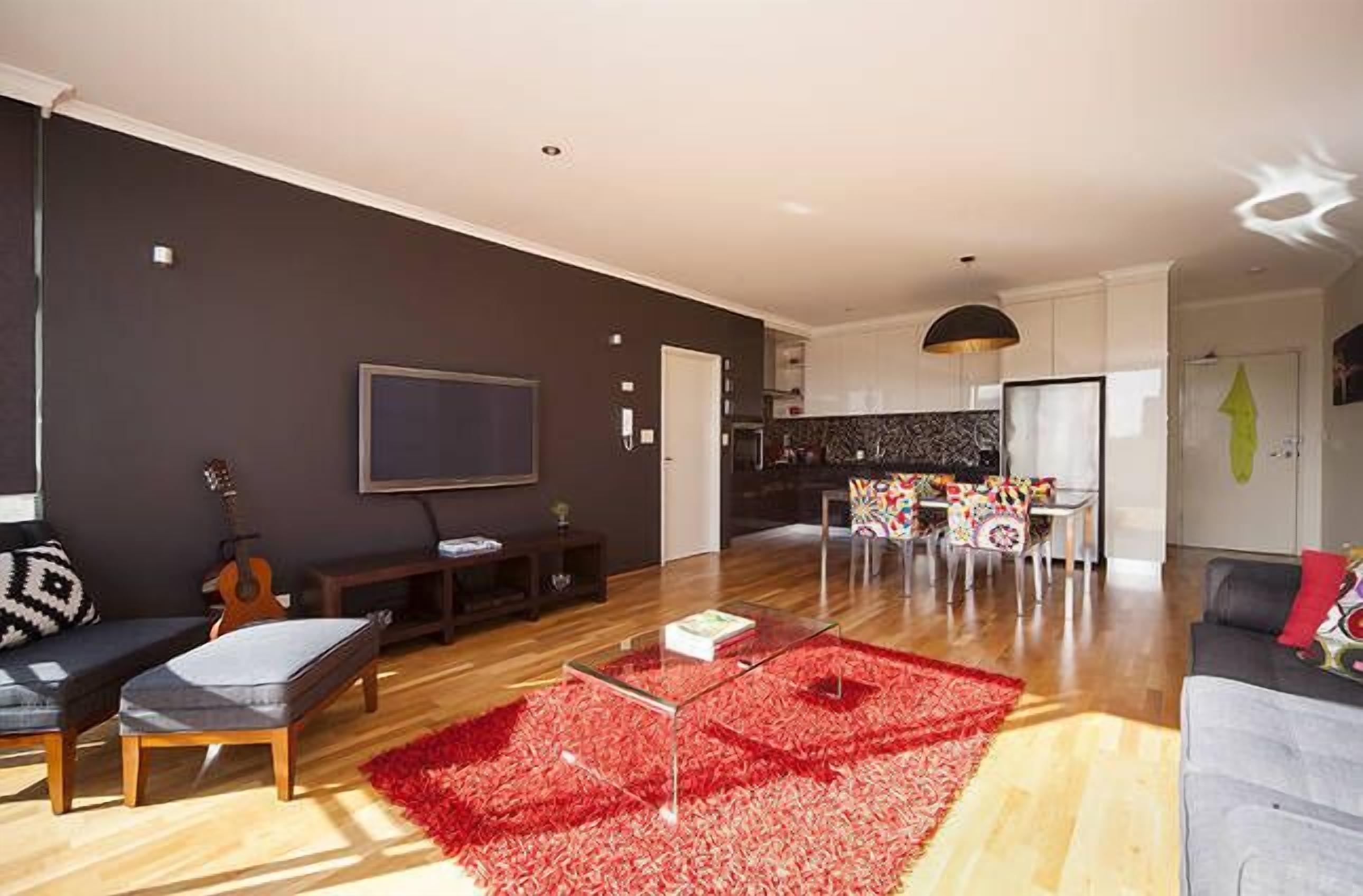 Contemporary Top Floor Apartment with City Views — image 5