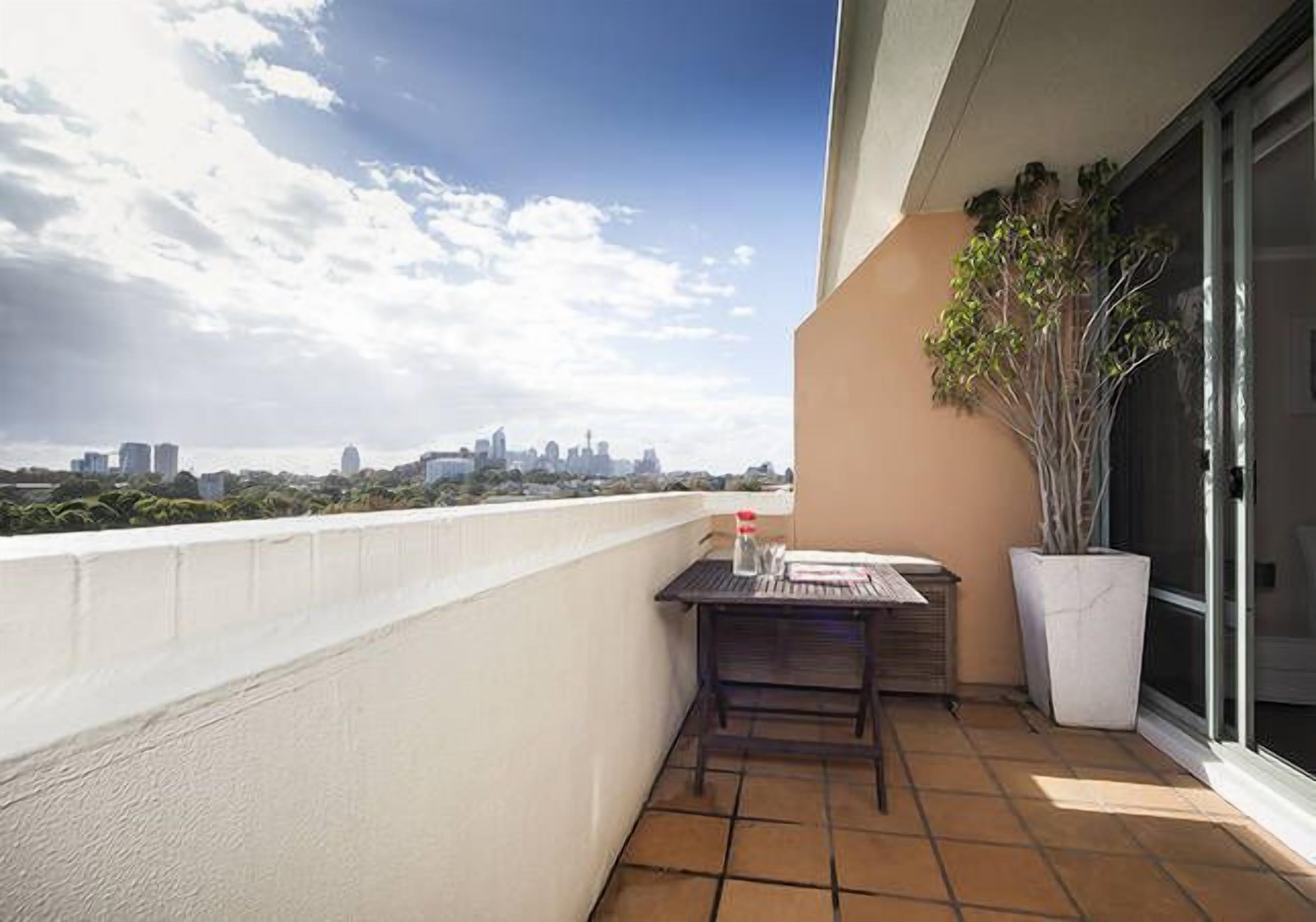 Contemporary Top Floor Apartment with City Views — image 9