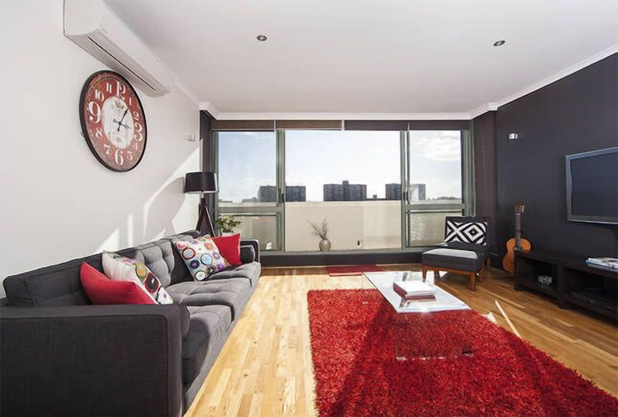 Contemporary Top Floor Apartment with City Views — image 7