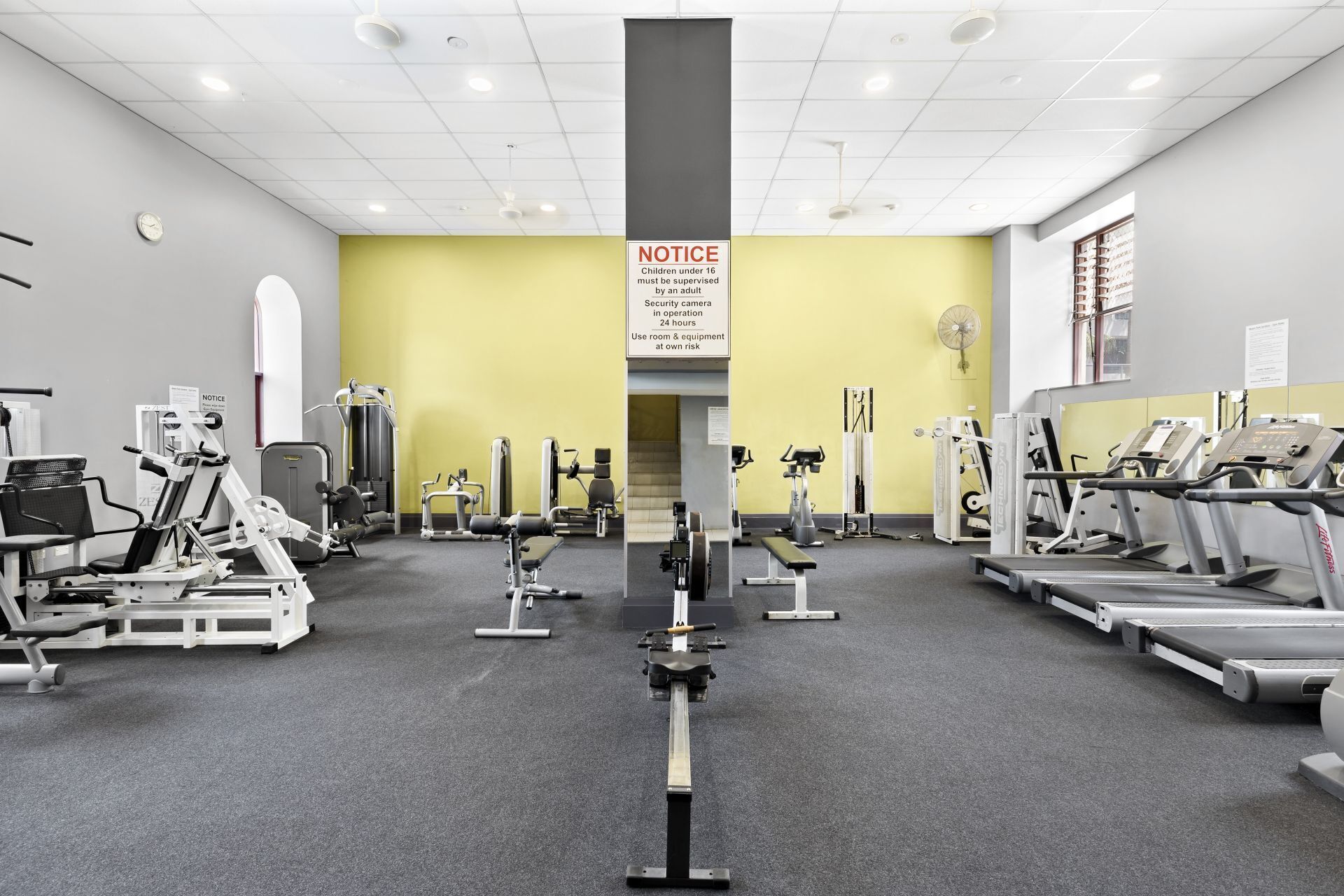 Contemporary Top Floor Apartment with City Views — image 15