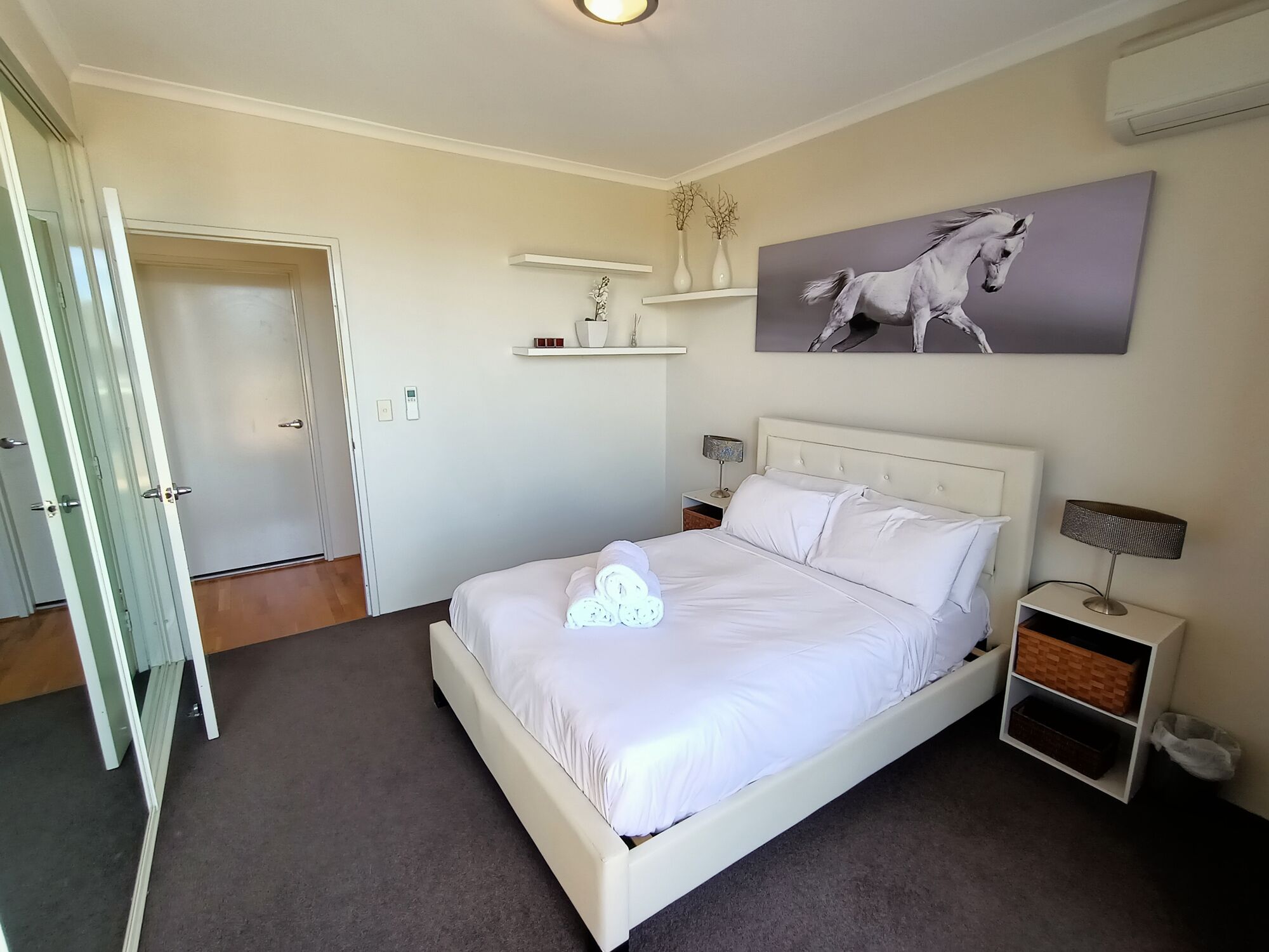 Contemporary Top Floor Apartment with City Views — image 12