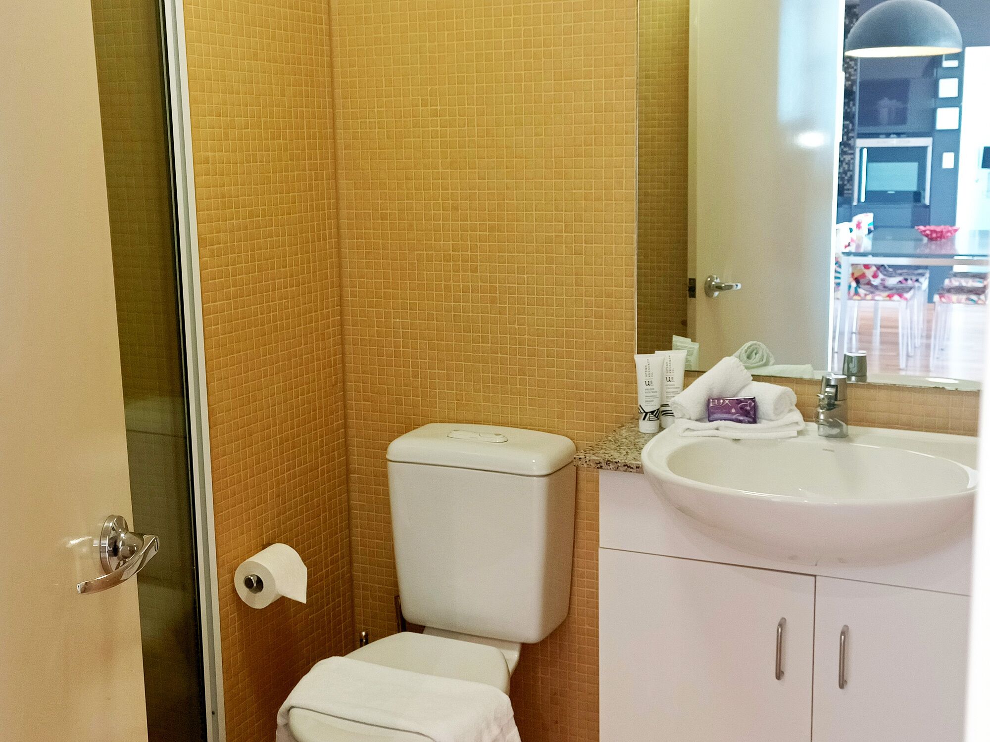 Contemporary Top Floor Apartment with City Views — image 13