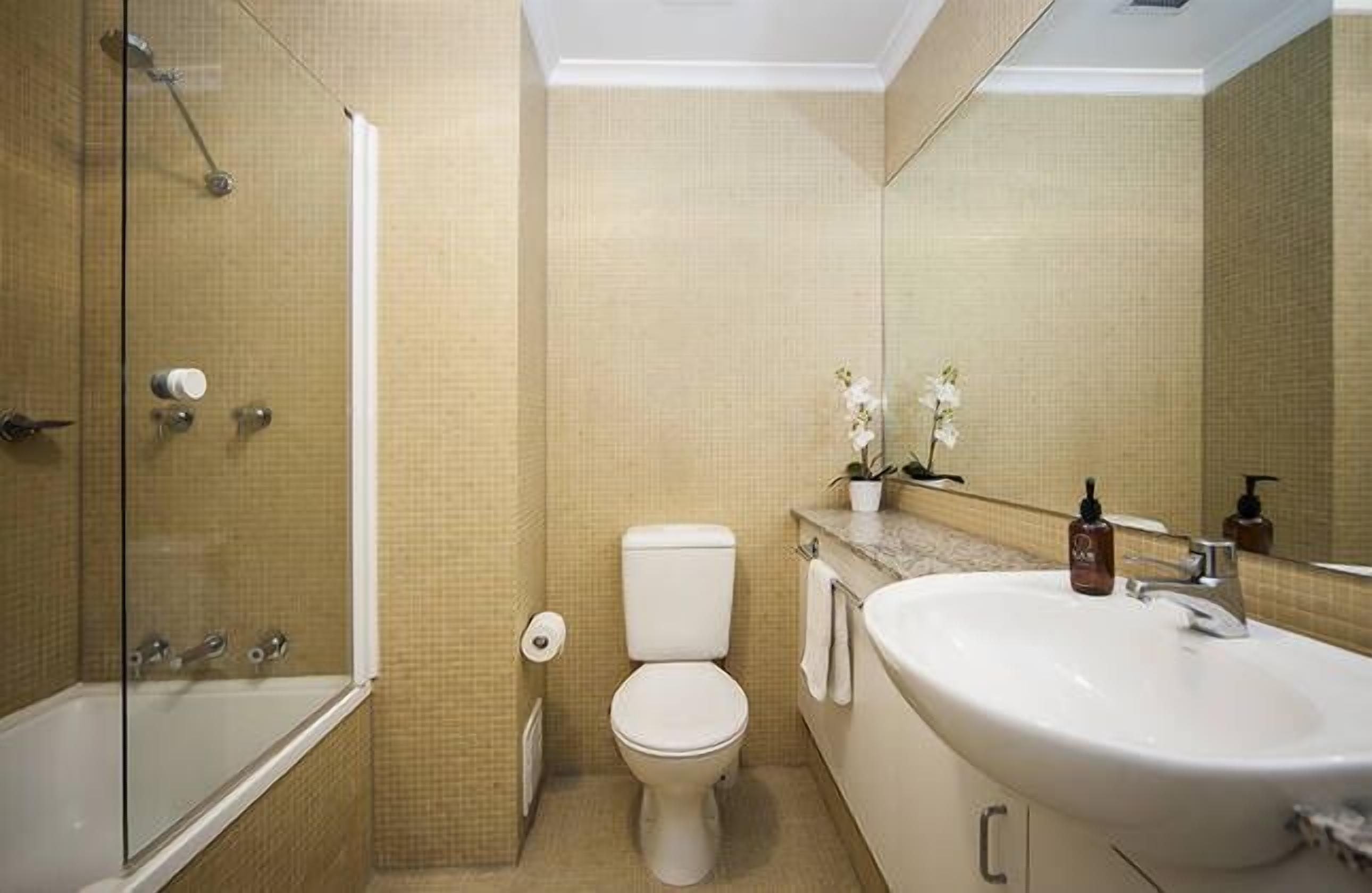 Contemporary Top Floor Apartment with City Views — image 11