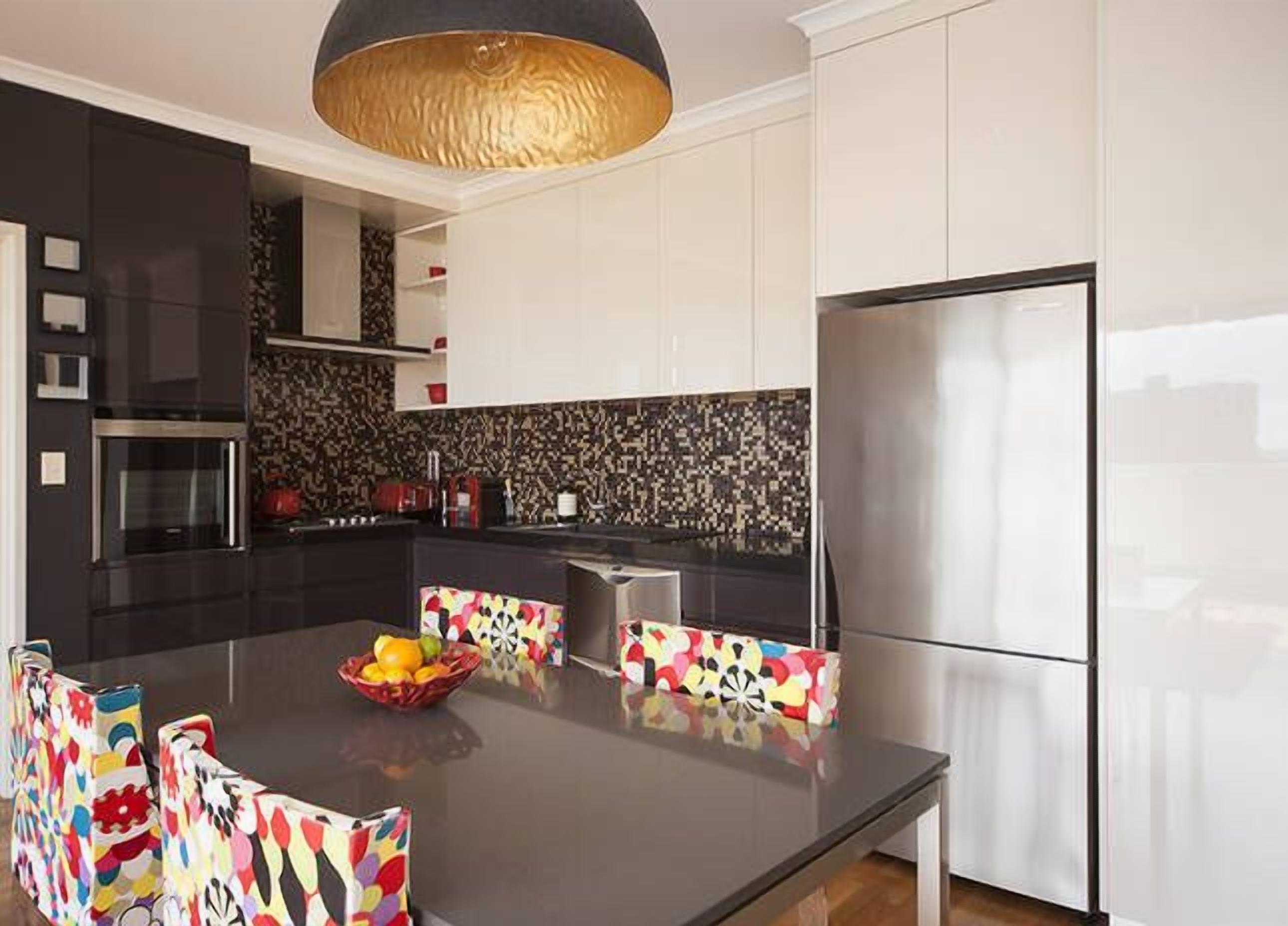 Contemporary Top Floor Apartment with City Views — image 8