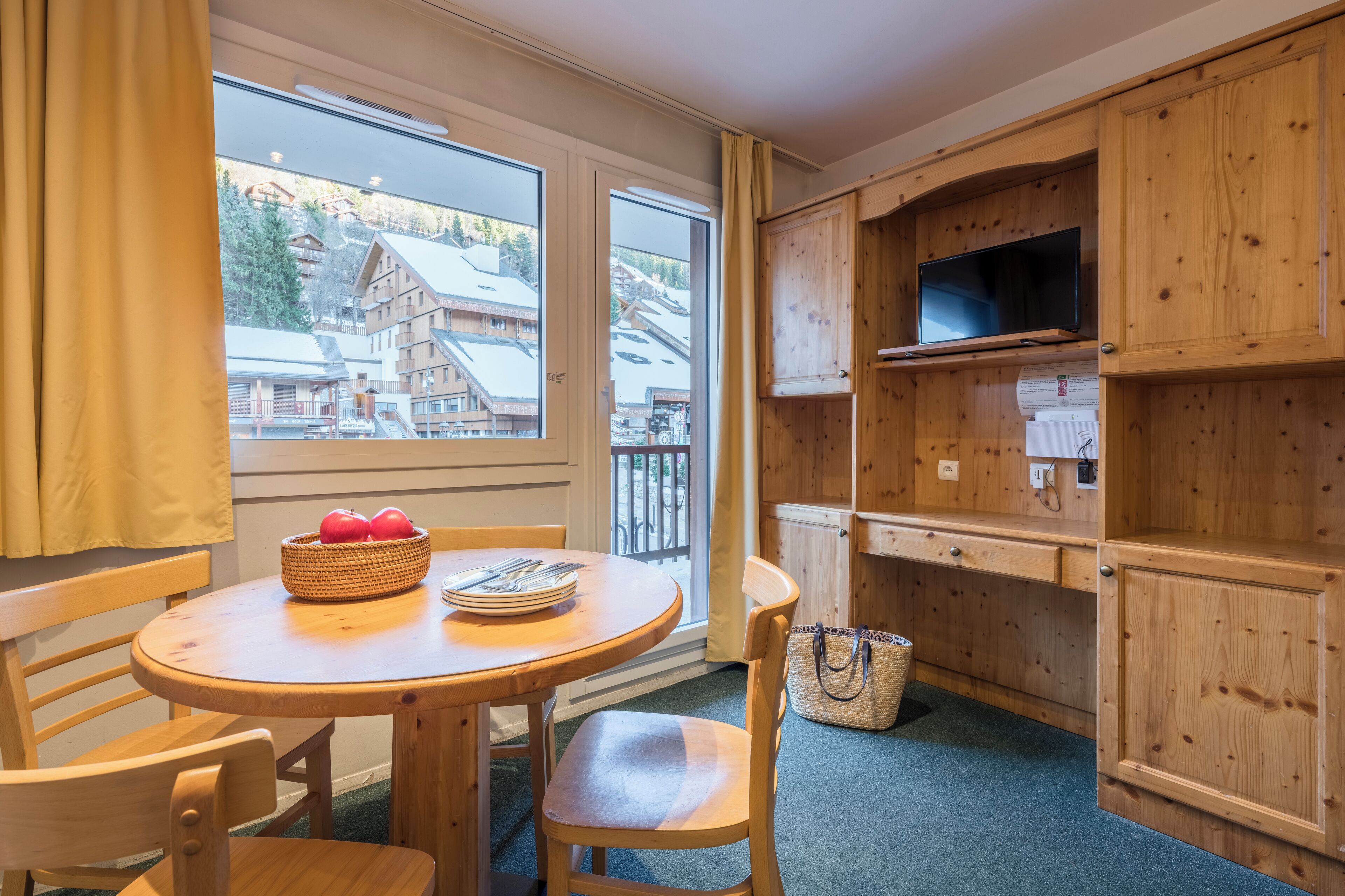 TV, mesa de pingue-pongue, livros