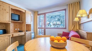 Studio 4 people - 1 sleeping alcove | Living area | TV, table tennis, books