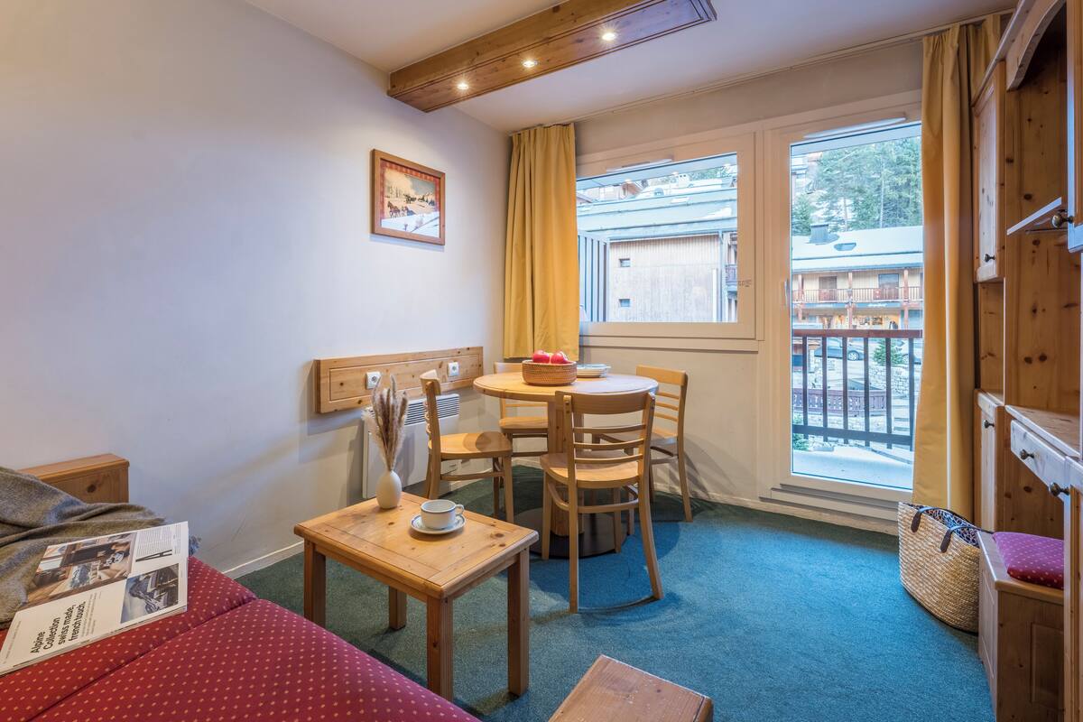 TV, mesa de pingue-pongue, livros