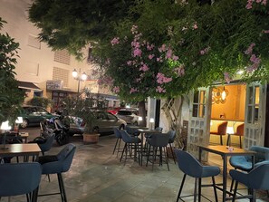 Outdoor dining - Marbella apartment with swimming pool (Marbella)