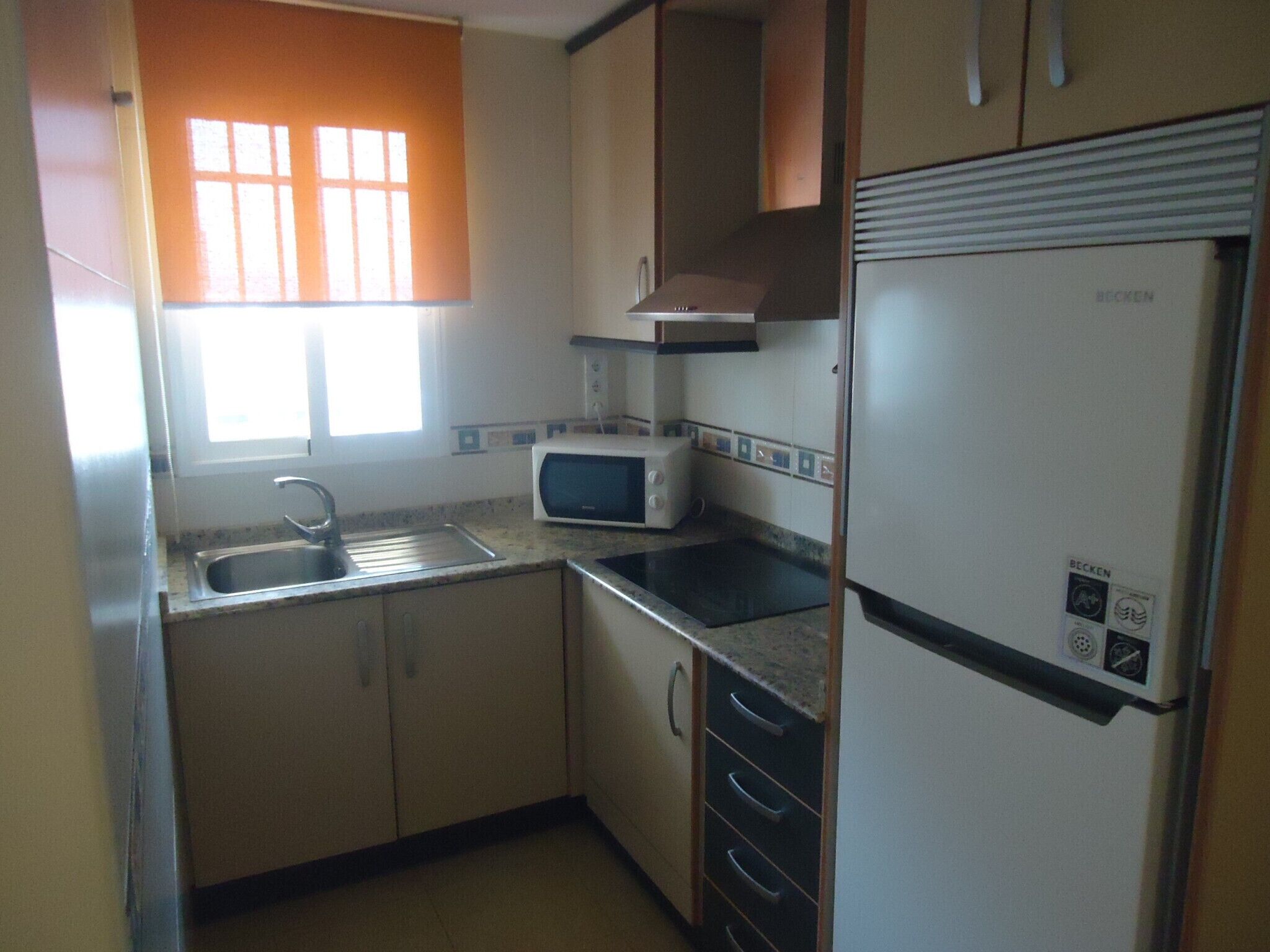 Køleskab, mikrobølgeovn, kaffe-/temaskine