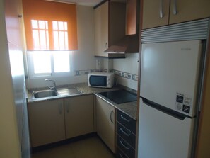 雪櫃、微波爐、咖啡機/沖茶器、廚房用具/餐具/器皿