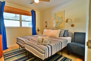 3 bedrooms, desk, iron/ironing board, travel crib - Classic Florida ranch, waterfront, heated pool & kayaks - no hurricane damage (St Petersburg)