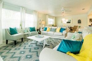 Smart TV, fireplace, video games, DVD player - Classic Florida ranch, waterfront, heated pool & kayaks - no hurricane damage (St Petersburg)