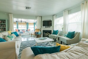 TV connectée, cheminée, jeux vidéo, lecteur de DVD