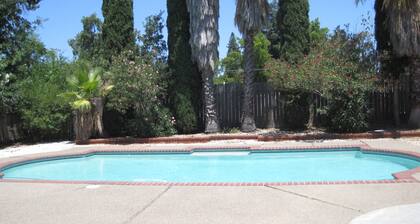 Viehättävä yksityinen erittäin romanttinen studio. Pääsy uima-altaalle.