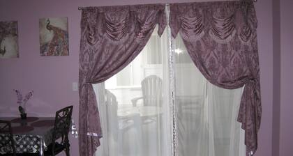 Charming Private Very Romantic Studio. Pool access.