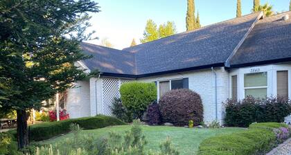 Charming Private Very Romantic Studio. Pool access.