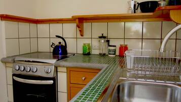 Refrigerador, horno, placa de cocina, tetera/pava eléctrica