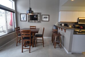 Condo (MH201) | Cuisine privée | Réfrigérateur grande capacité avec congélateur, four à micro-ondes