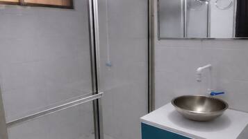 Economy Apartment, Multiple Beds, Non Smoking, Kitchen | Bathroom