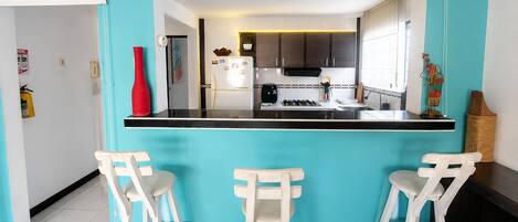Appartement économique, Plusieurs lits, non-fumeur, cuisine | Cuisine privée | Réfrigérateur grande capacité avec congélateur, four à micro-ondes