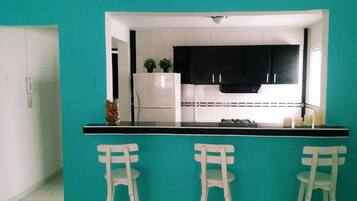 Full-sized fridge, microwave, oven, stovetop