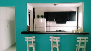 Full-sized fridge, microwave, oven, stovetop - QuillaHost Thematic Apartment (Barranquilla)