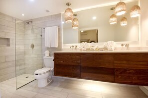 Haartrockner, Handtücher, Seife, Shampoo