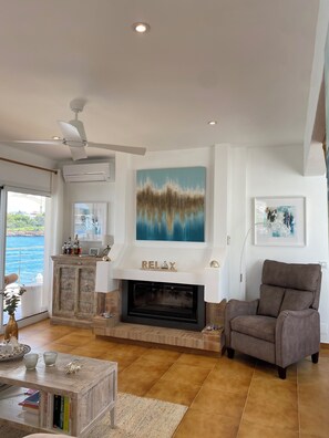 TV, DVD player, books, stereo