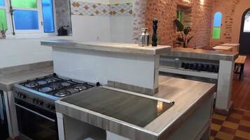 Fridge, oven, stovetop, coffee/tea maker