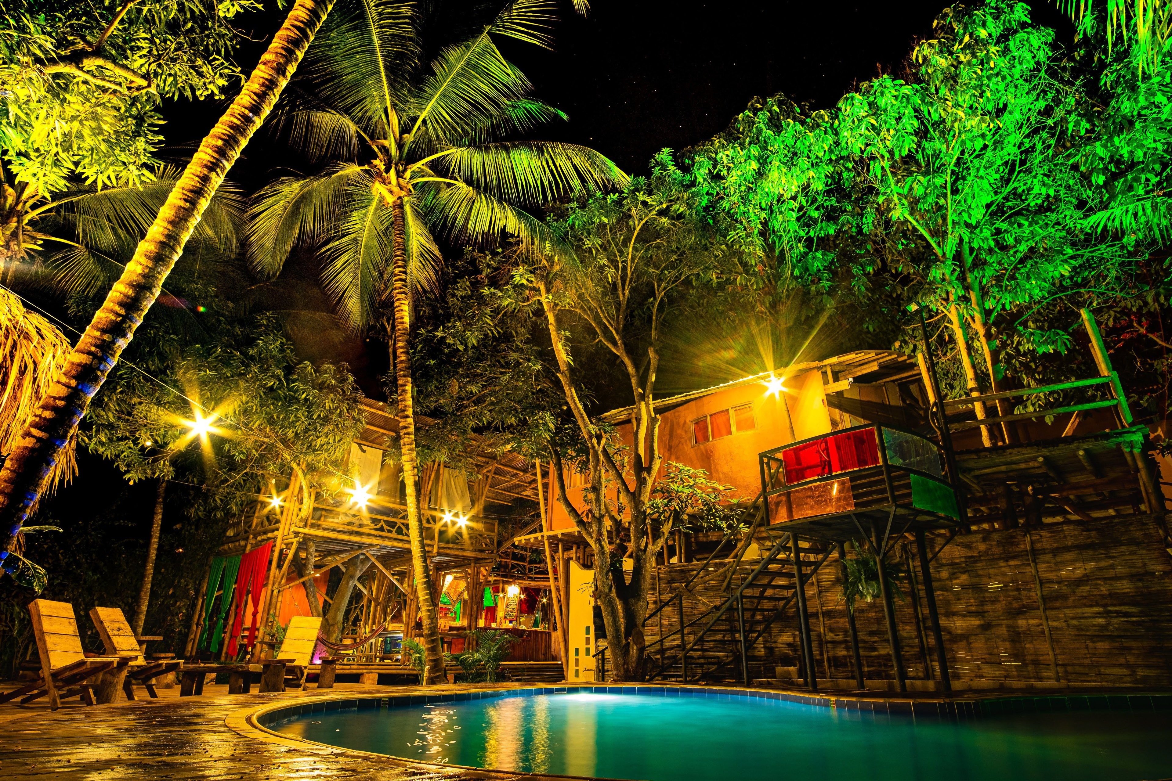 สระว่ายน้ำกลางแจ้ง