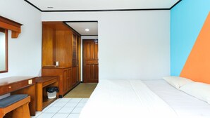 Standard Double Room | WiFi (free), bed sheets - Hotel Budiman (Balikpapan)
