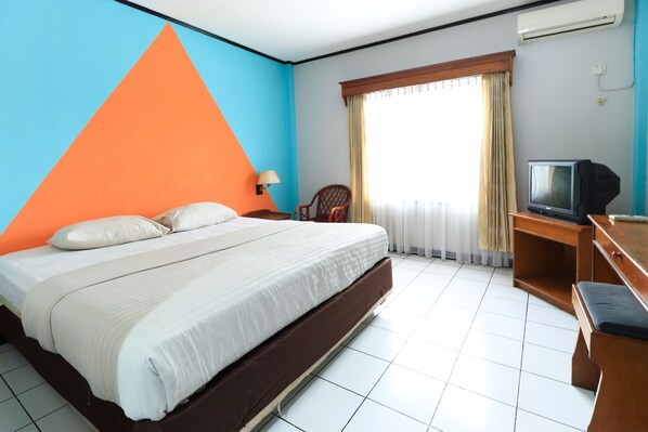 Standard Double Room | Free WiFi, bed sheets - Hotel Budiman (Balikpapan)