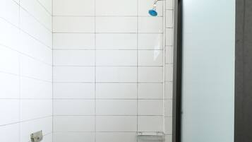 Kamar Standar | Kamar mandi | Shower, pancuran hujan, dan handuk
