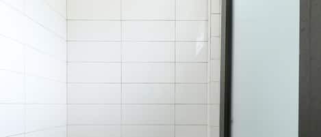 Standardværelse | Badeværelse | Bruser, brusehoved med spredningseffekt, håndklæder