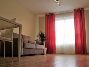 TV, books - Apartment at the beach (Poio)