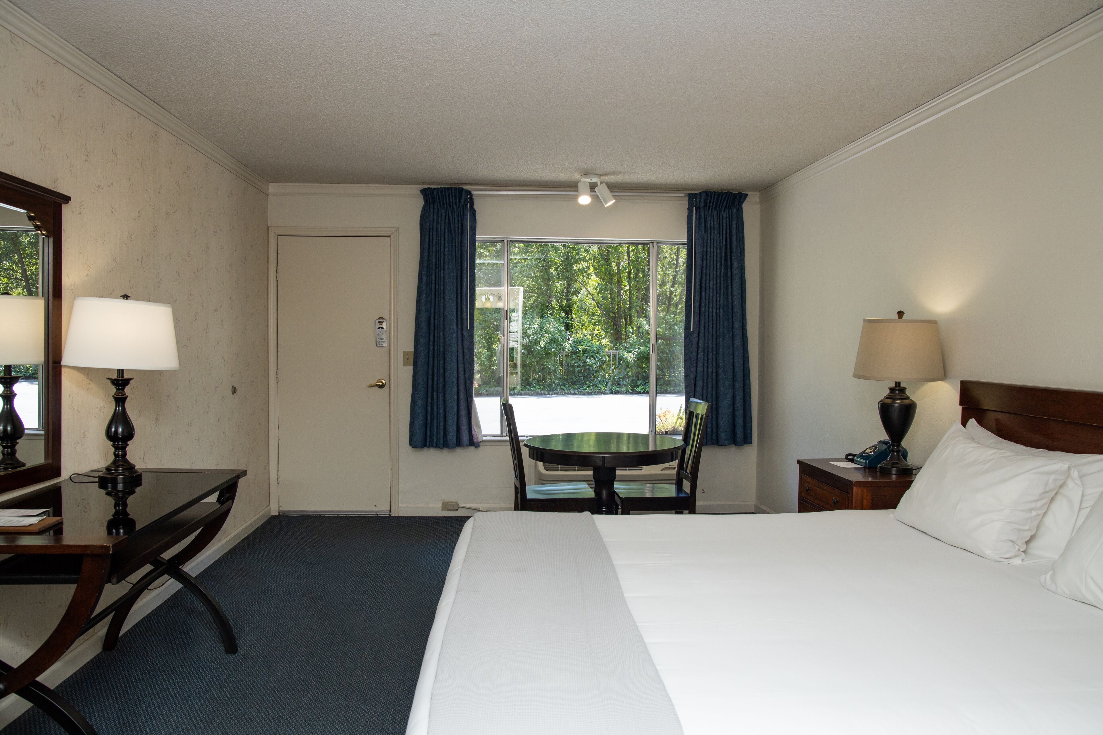 Standard Room, 1 King Bed | Free WiFi, bed sheets