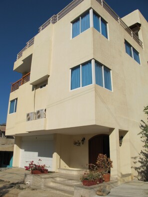 Fachada de la propiedad