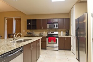 Geladeira, micro-ondas, fogão, cooktop