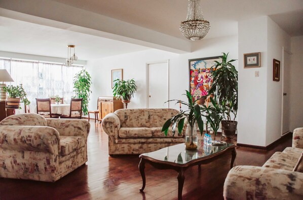 Apartment, 3 Schlafzimmer | Wohnzimmer | 32-Zoll-Flachbildfernseher mit Kabelempfang, Fernseher