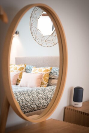  King Room with Garden View | Premium bedding, free WiFi, bed sheets - Glenarch House (Dalkeith)