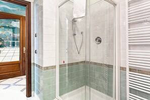 Deluxe Apartment | Bilik Mandi | Hulu semburan mandi hujan, kelengkapan dandanan diri percuma 