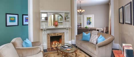 Télévision, cheminée, livres, imprimantes