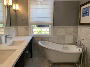 Badewanne, Haartrockner, Handtücher