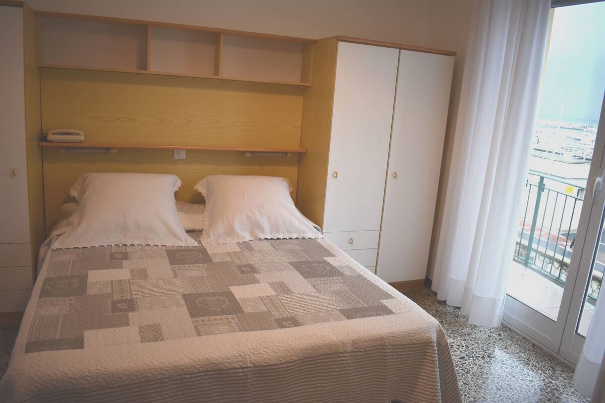Rollaway beds, free WiFi, bed sheets